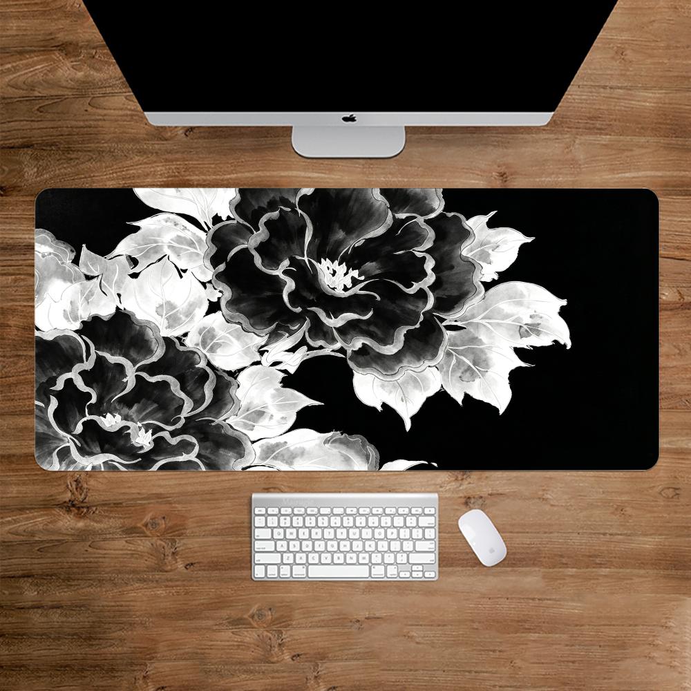 Desk Setup Black And White - لوحة ماوس بتصميم زهرة الفاوانيا باللونين