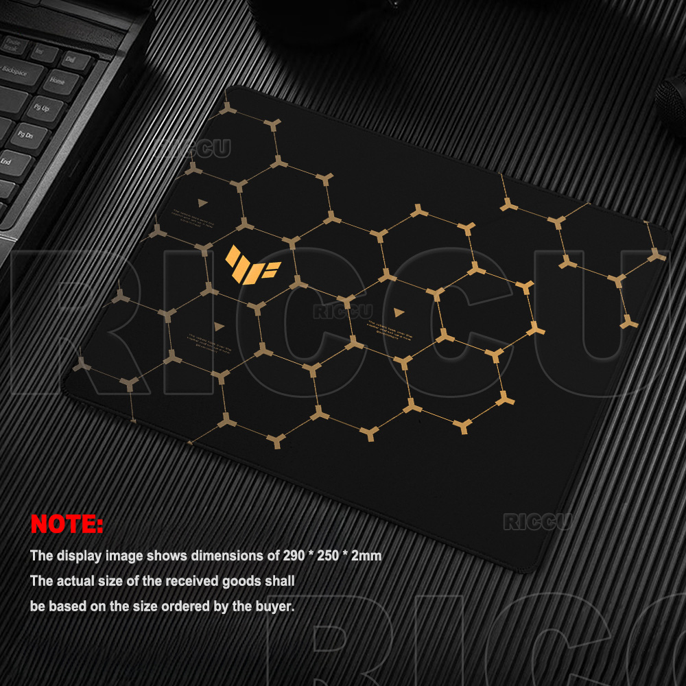 Desk Setup Black And White - لوحة ماوس سداسية الشكل من TUF