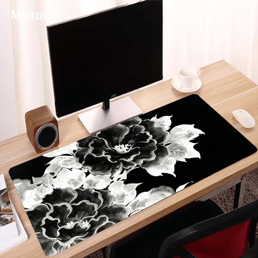 لوحة ماوس بتصميم زهرة الفاواني - مراجعة Desk Setup Black And White وسعره