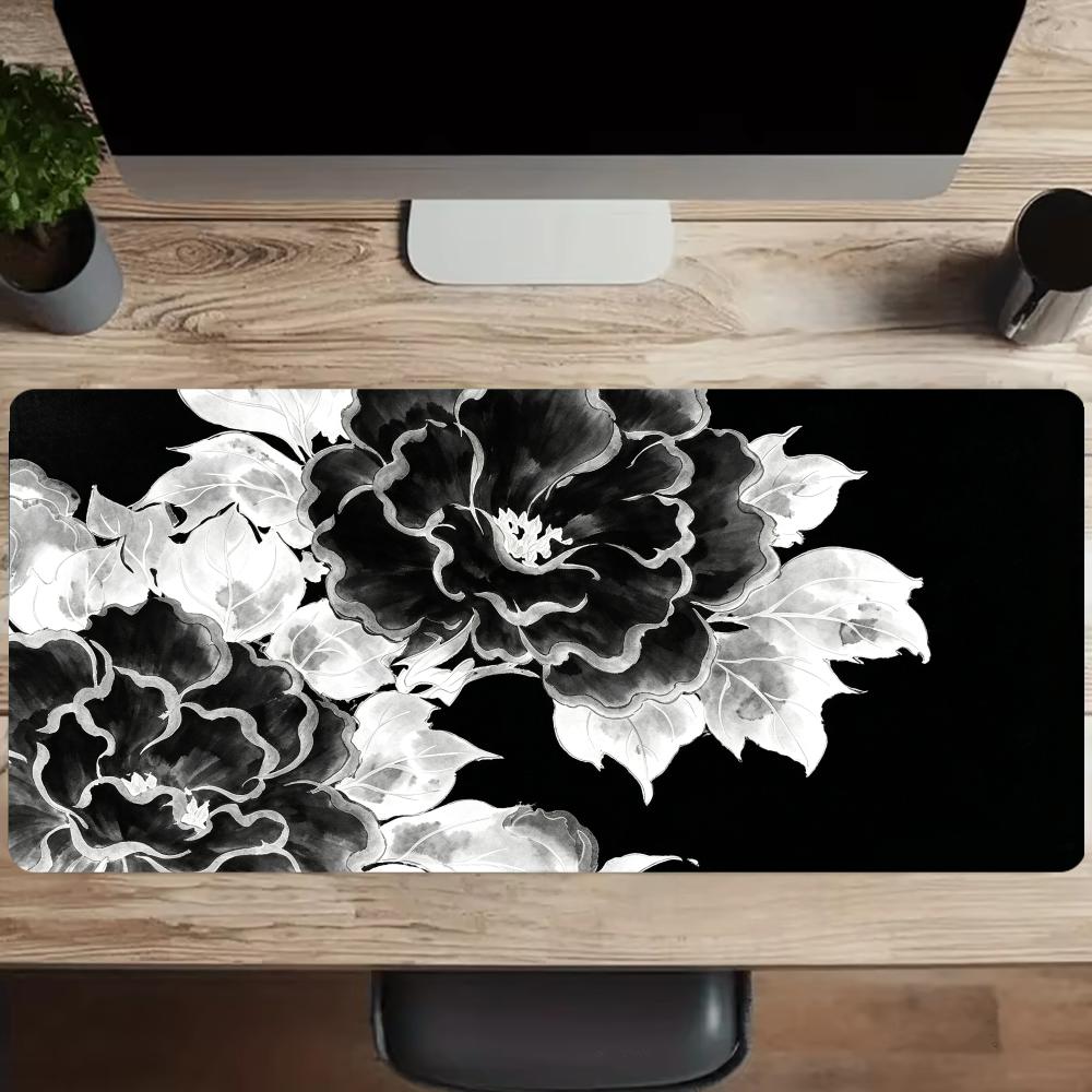 لوحة ماوس بتصميم زهرة الفاواني - مراجعة Desk Setup Black And White وسعره