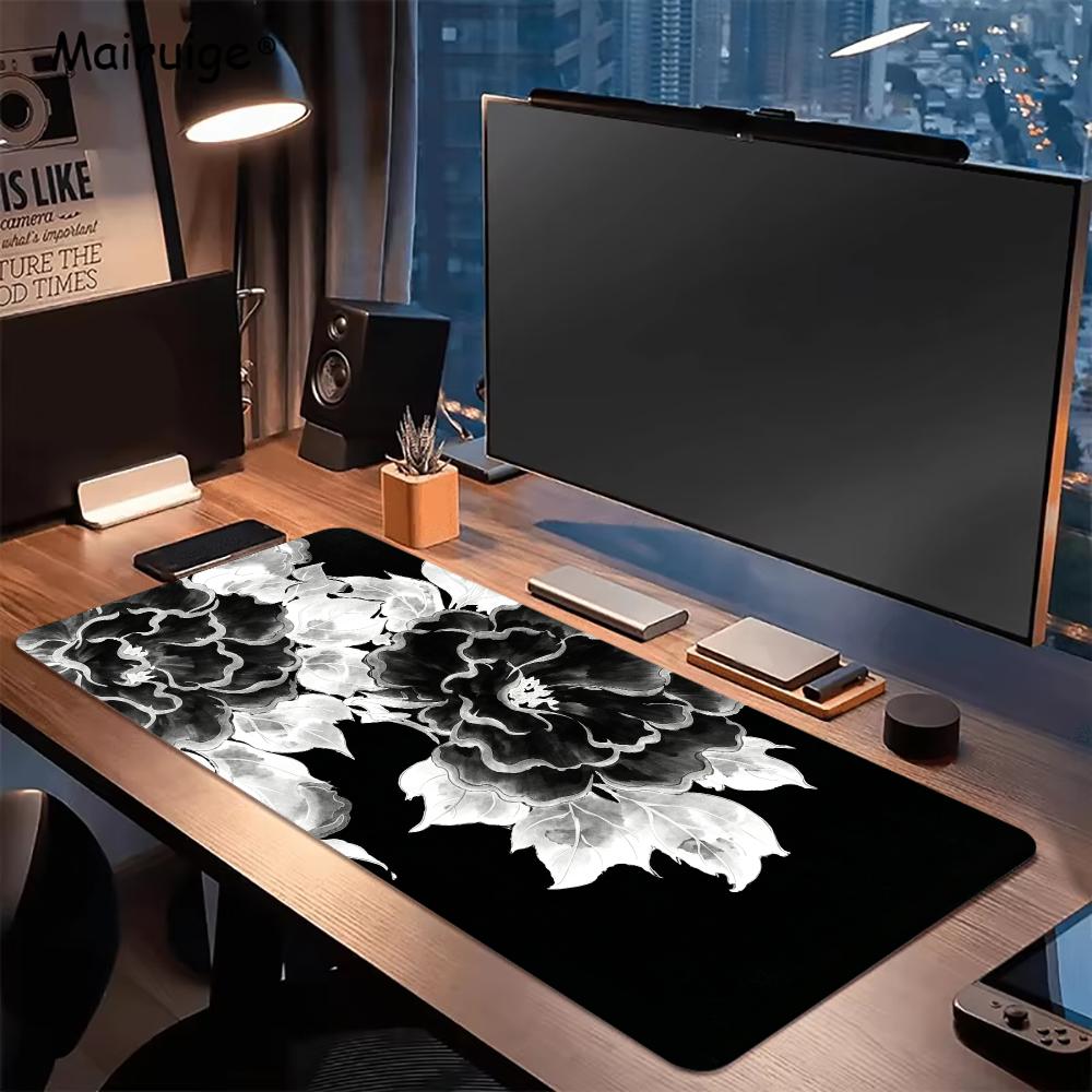 لوحة ماوس بتصميم زهرة الفاواني - مراجعة Desk Setup Black And White وسعره